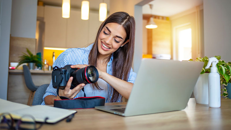 rapariga a transferir imagens de máquina para computador 